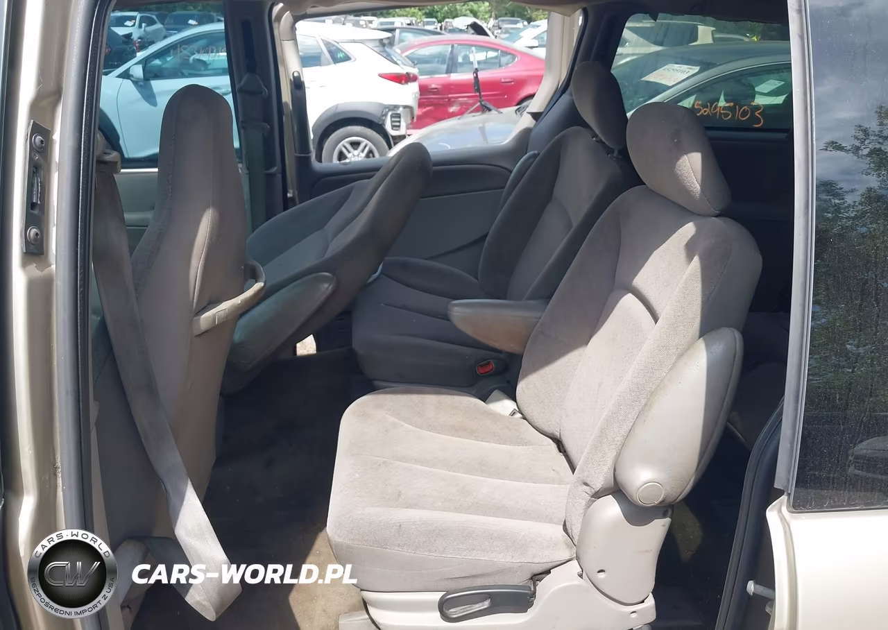 2003 Chrysler Town & Country Lx VIN:2C4GP44373R143690 - 8