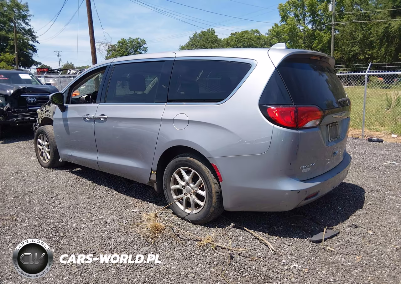 2018 Chrysler Pacifica Lx VIN:2C4RC1CG3JR132352 - 3