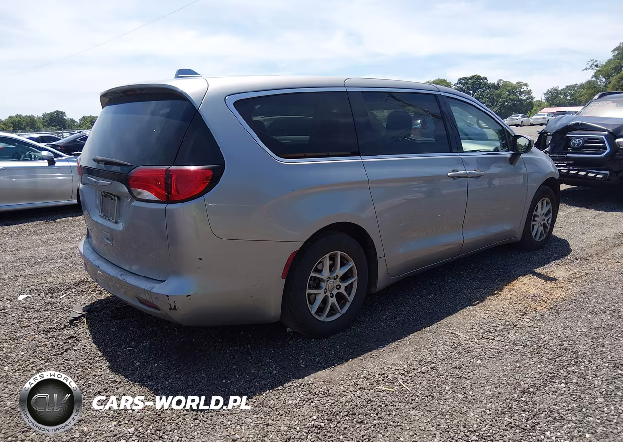 2018 Chrysler Pacifica Lx VIN:2C4RC1CG3JR132352 - 4