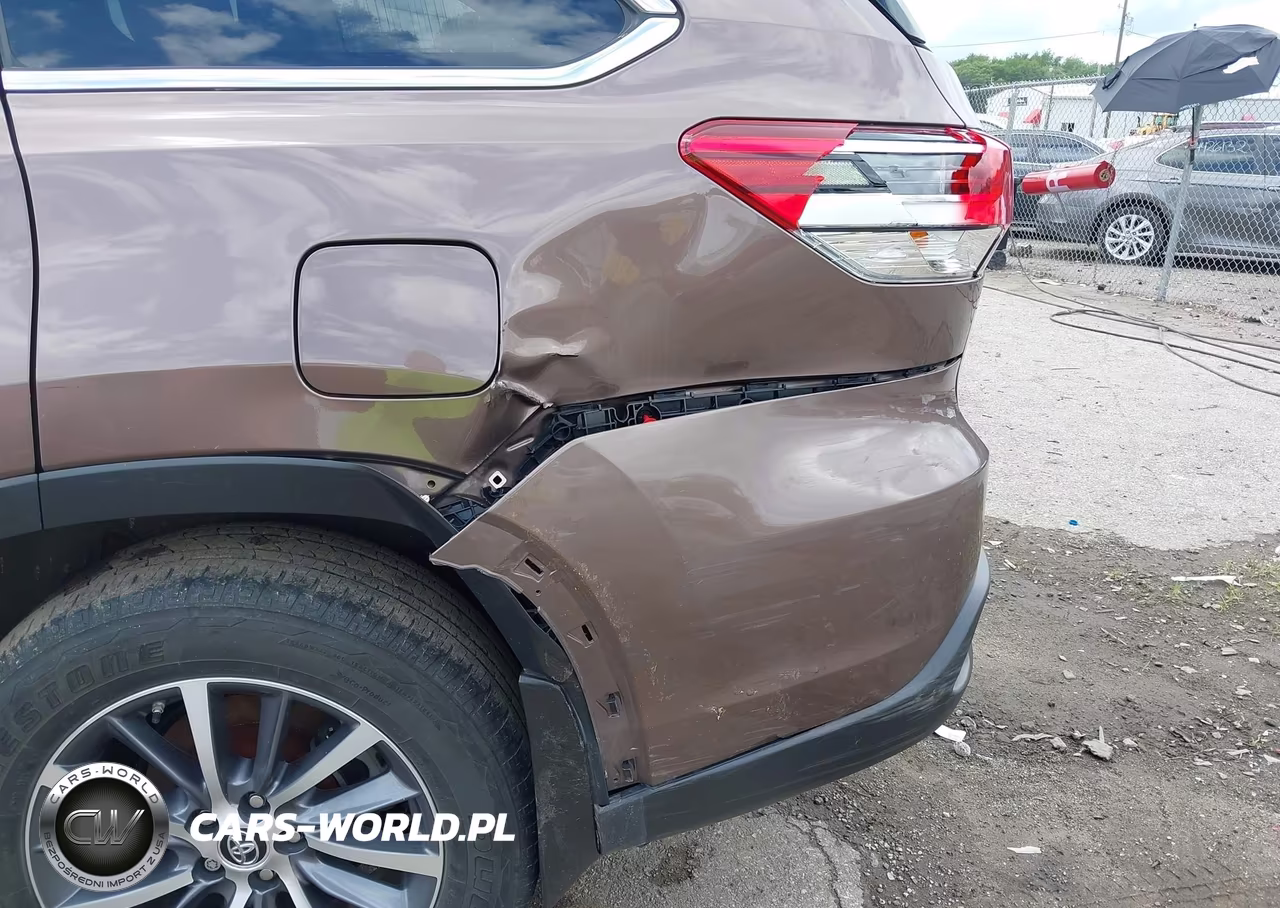 2018 Toyota Highlander Xle VIN:5TDJZRFH6JS834347 - 17