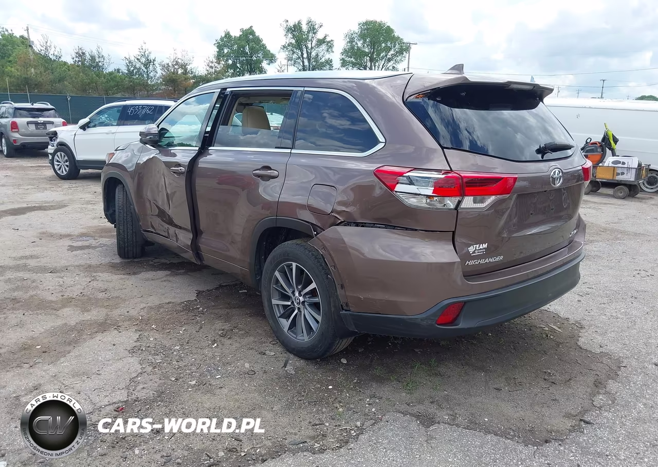 2018 Toyota Highlander Xle VIN:5TDJZRFH6JS834347 - 3