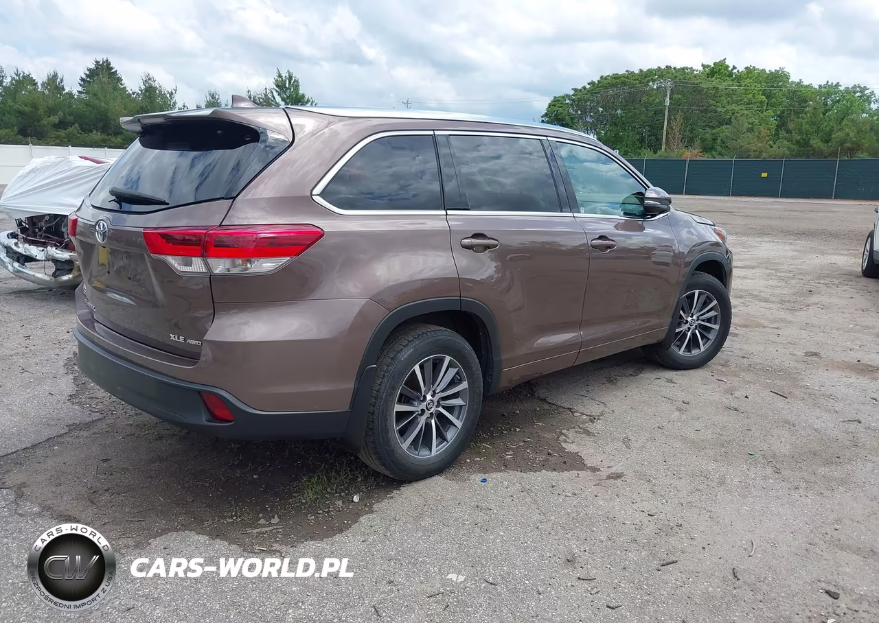2018 Toyota Highlander Xle VIN:5TDJZRFH6JS834347 - 4