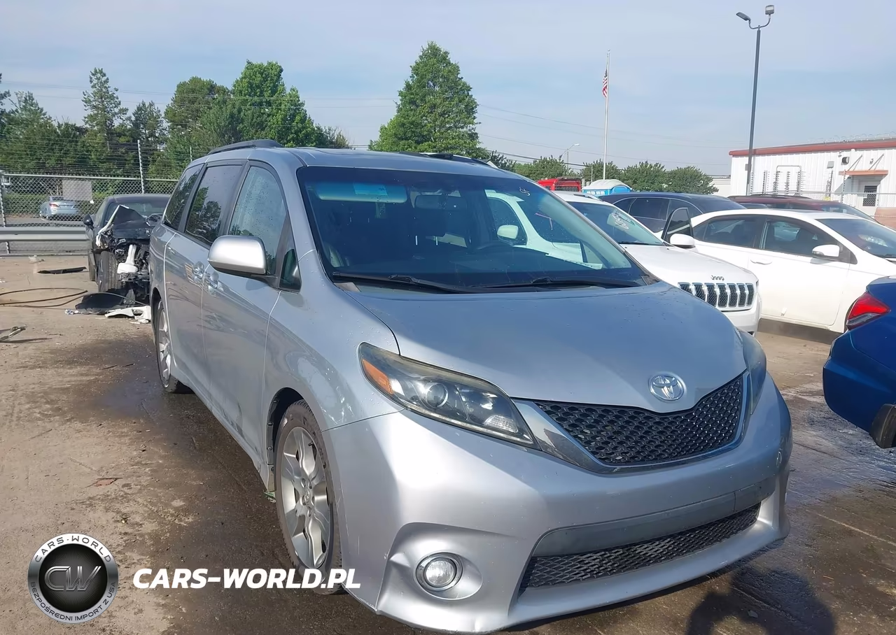 2015 Toyota Sienna Se 8 Passenger