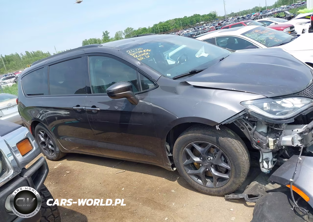 2019 Chrysler Pacifica Touring L Plus VIN:2C4RC1EG7KR528704 - 13