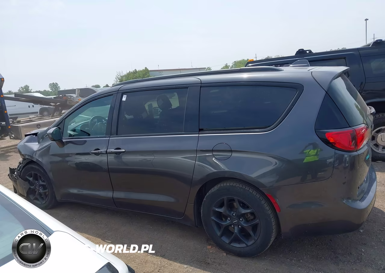 2019 Chrysler Pacifica Touring L Plus VIN:2C4RC1EG7KR528704 - 14