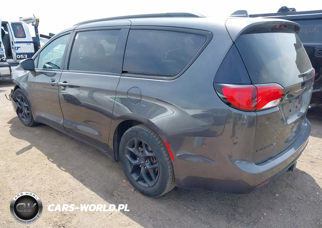 2019 Chrysler Pacifica Touring L Plus VIN:2C4RC1EG7KR528704 - 3