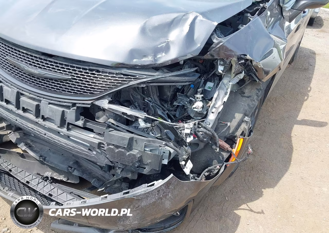 2019 Chrysler Pacifica Touring L Plus VIN:2C4RC1EG7KR528704 - 6