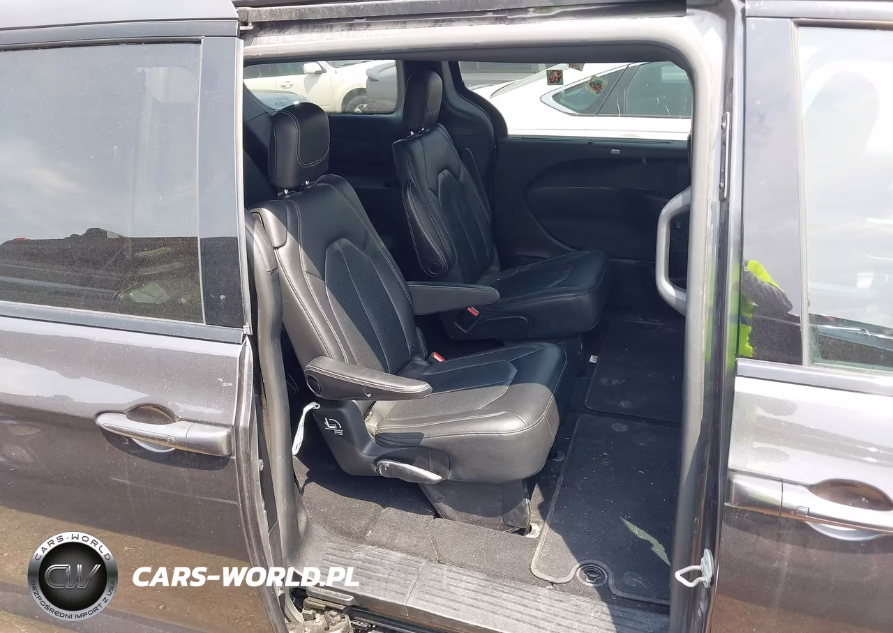 2019 Chrysler Pacifica Touring L Plus VIN:2C4RC1EG7KR528704 - 8