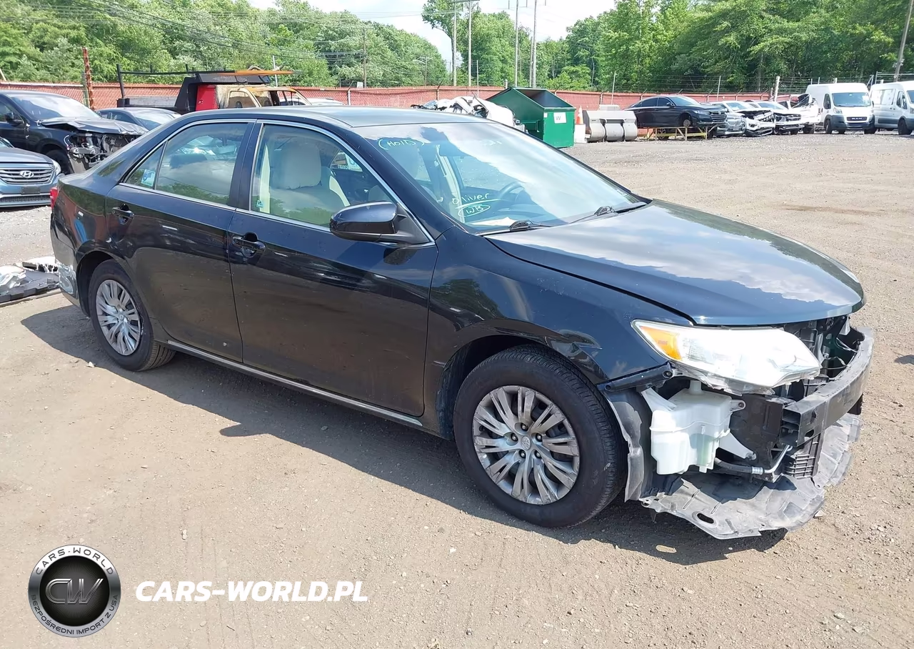 2013 Toyota Camry Le – zdjęcie 1 z 18