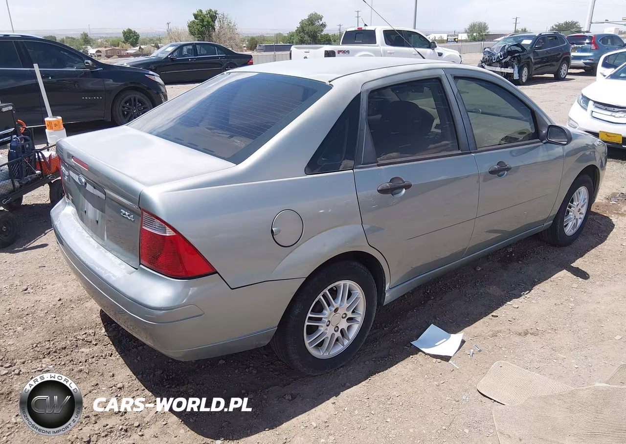 2005 Ford Focus Zx4 VIN:1FAHP34NX5W148236 - 4