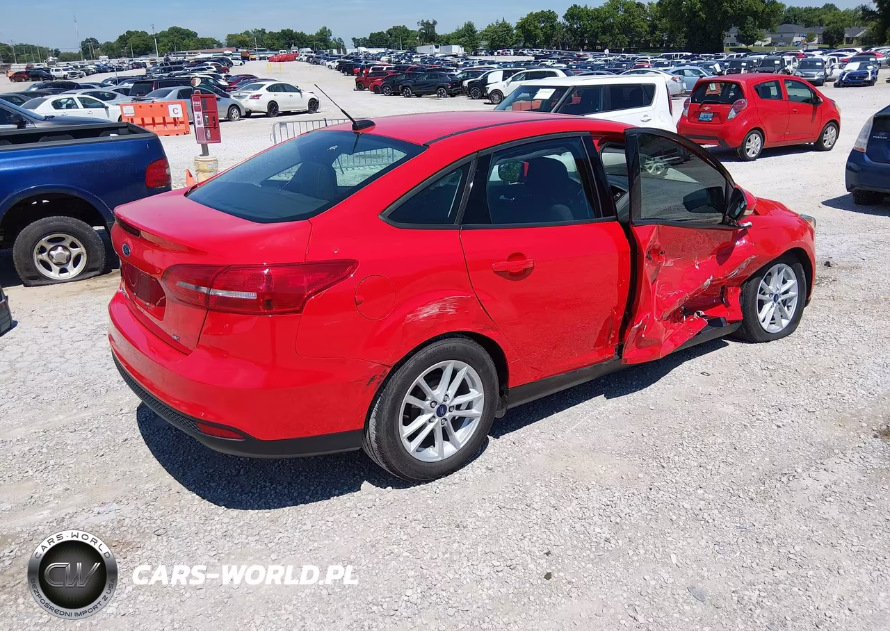 2017 Ford Focus Se VIN:1FADP3F26HL276190 - 4