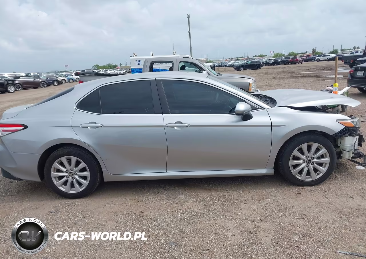 2018 Toyota Camry Le VIN:4T1B11HK1JU039963 - 14