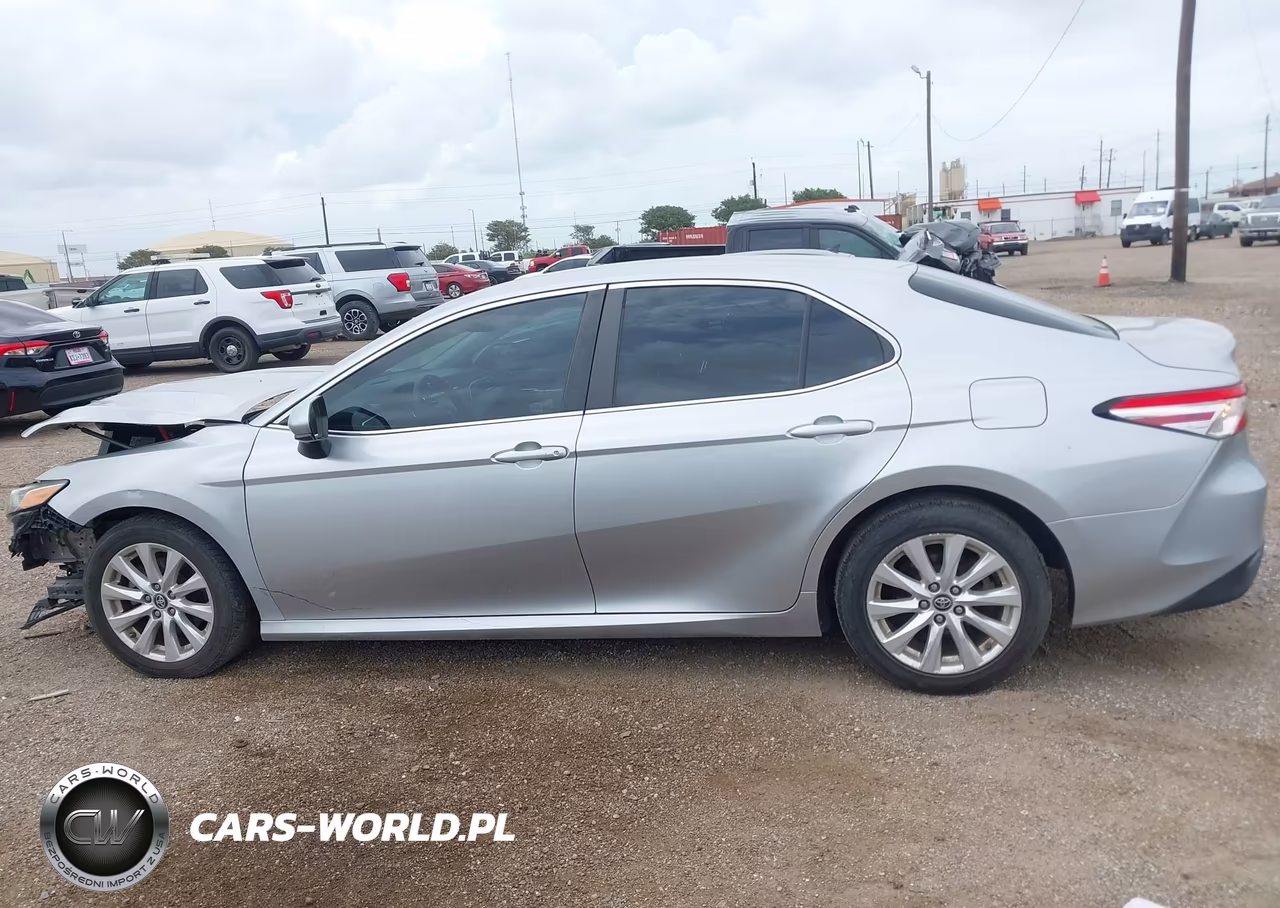 2018 Toyota Camry Le VIN:4T1B11HK1JU039963 - 15