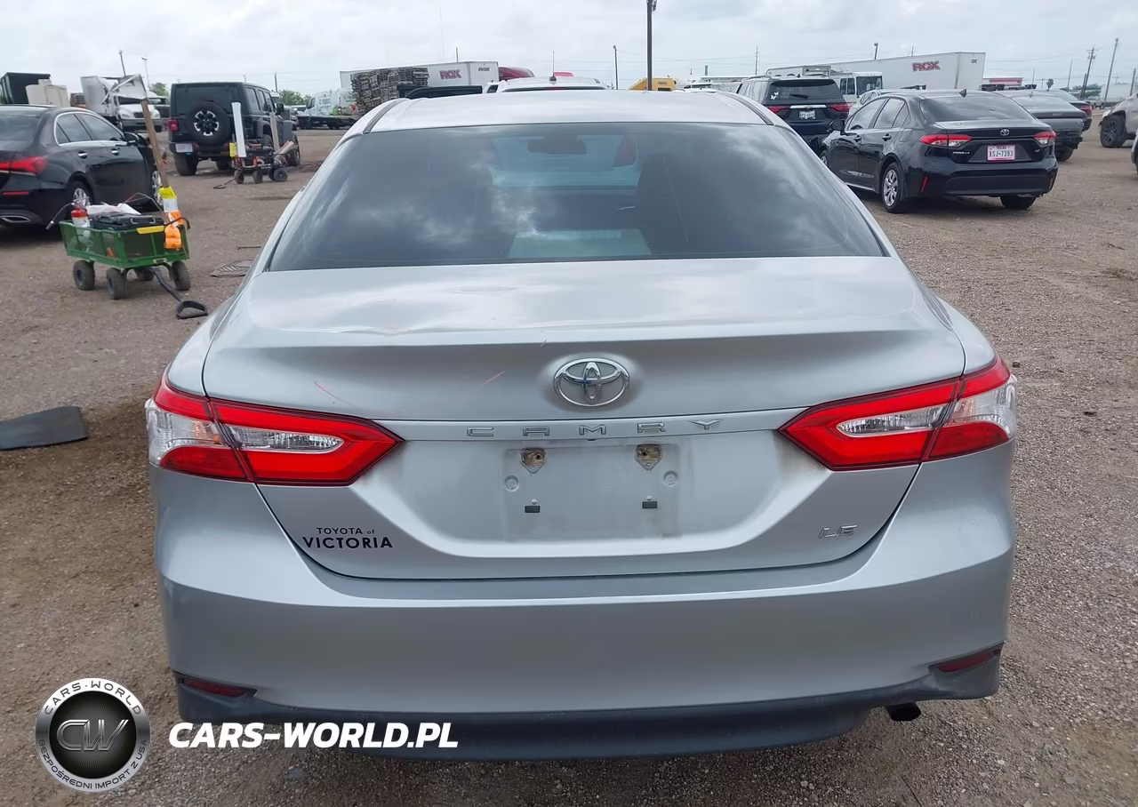 2018 Toyota Camry Le VIN:4T1B11HK1JU039963 - 17