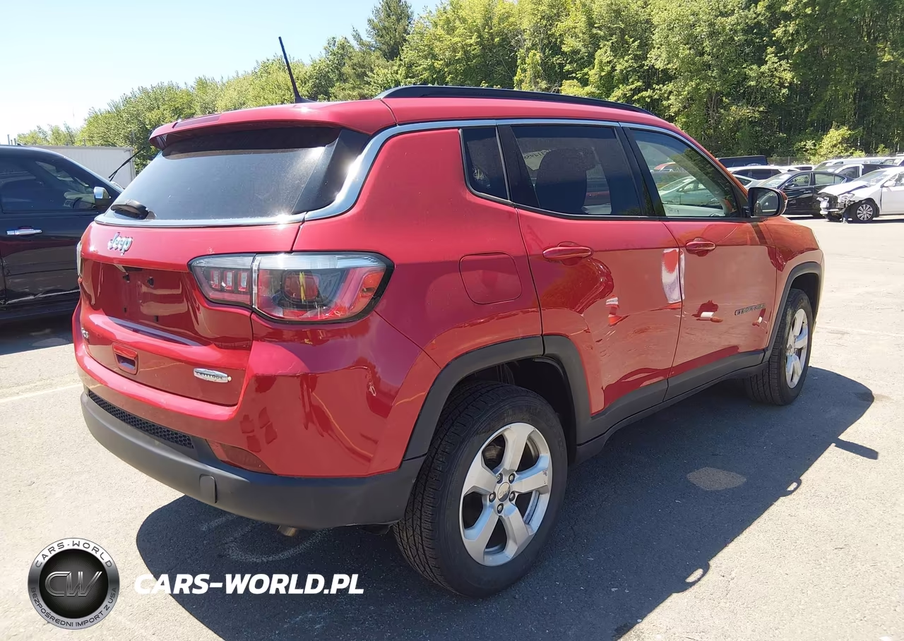 2019 Jeep Compass Latitude 4X4 VIN:3C4NJDBB2KT670082 - 4