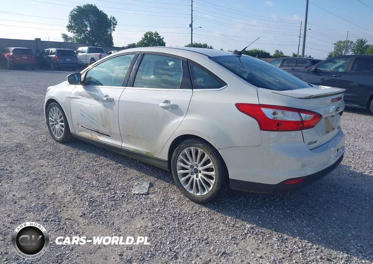 2012 Ford Focus Titanium VIN:1FAHP3J20CL104917 - 3