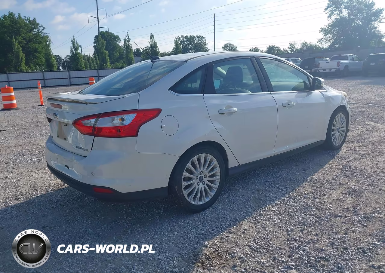 2012 Ford Focus Titanium VIN:1FAHP3J20CL104917 - 4