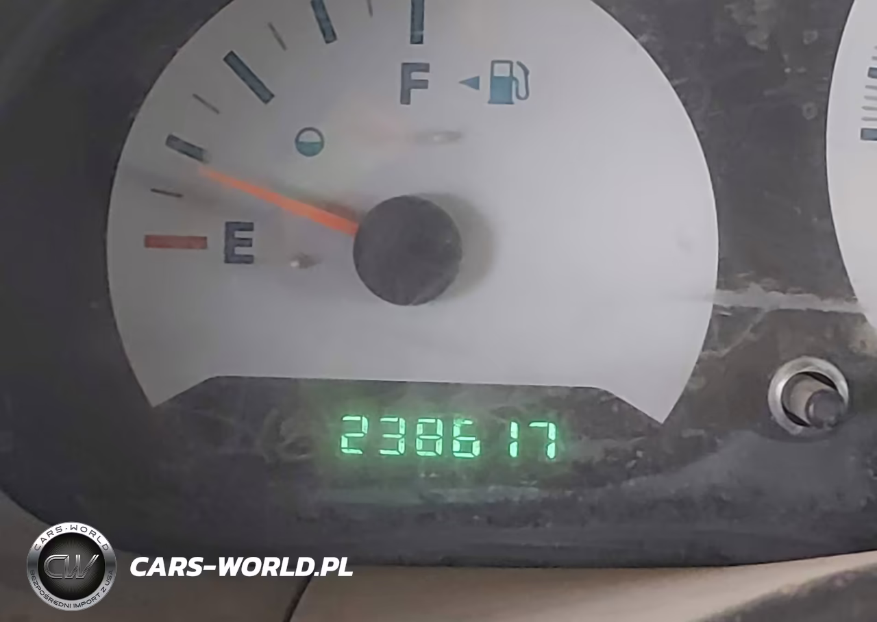 2005 Chrysler Town & Country VIN:1C4GP45R85B302057 - 14