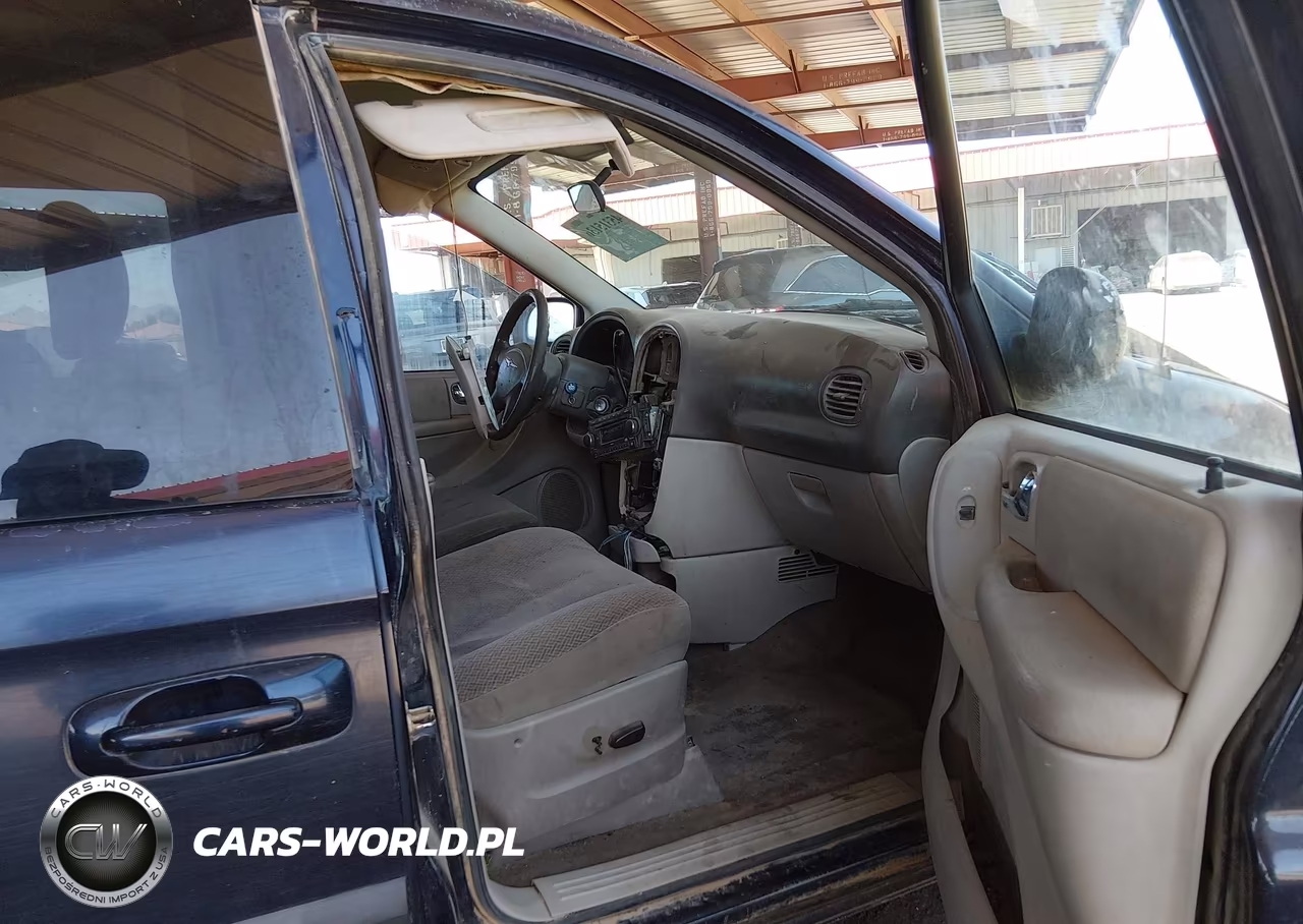 2005 Chrysler Town & Country VIN:1C4GP45R85B302057 - 5