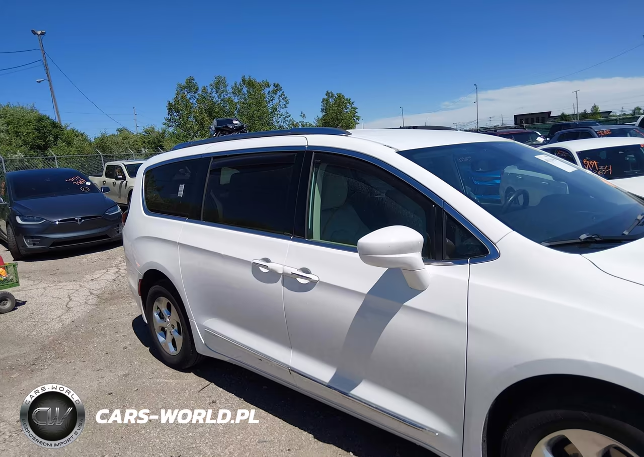 2020 Chrysler Pacifica Hybrid Touring L VIN:2C4RC1L79LR199444 - 13