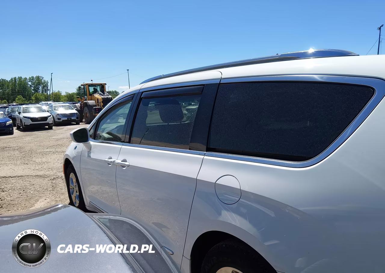 2020 Chrysler Pacifica Hybrid Touring L VIN:2C4RC1L79LR199444 - 14