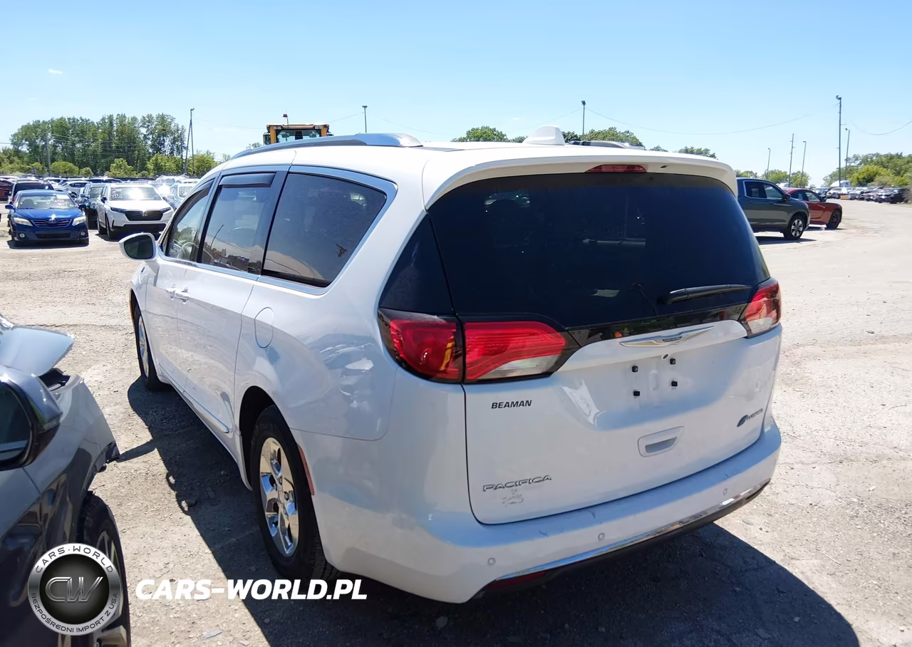 2020 Chrysler Pacifica Hybrid Touring L VIN:2C4RC1L79LR199444 - 3