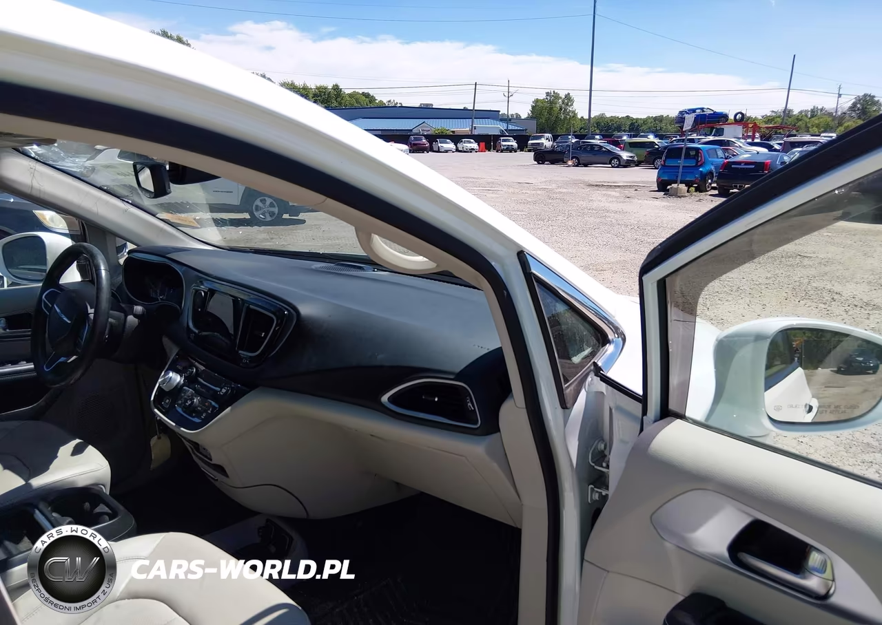 2020 Chrysler Pacifica Hybrid Touring L VIN:2C4RC1L79LR199444 - 5