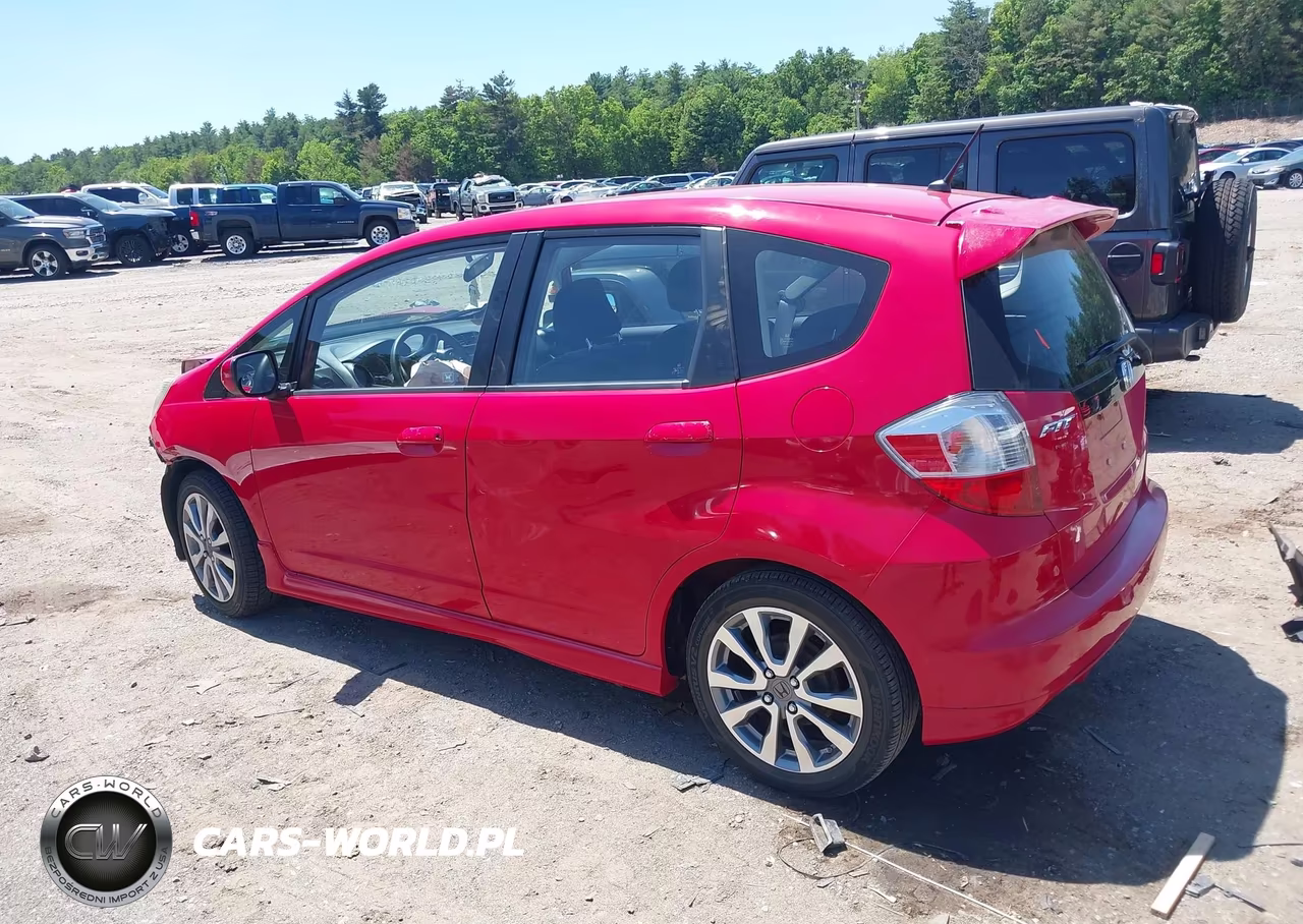 2013 Honda Fit Sport VIN:JHMGE8H54DC060705 - 3