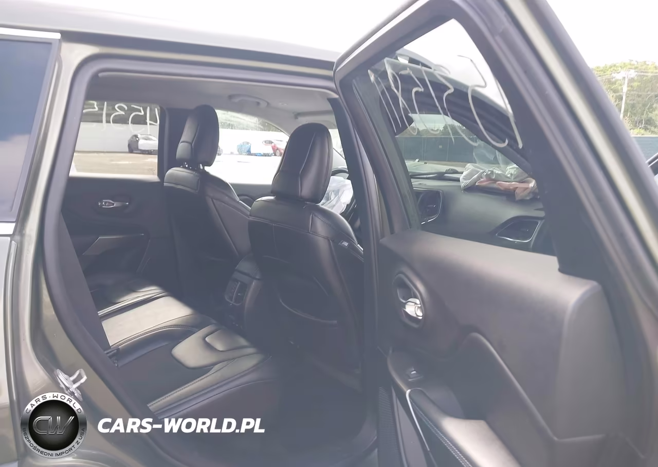 2019 Jeep Cherokee Latitude Plus 4X4 VIN:1C4PJMLX0KD323603 - 8