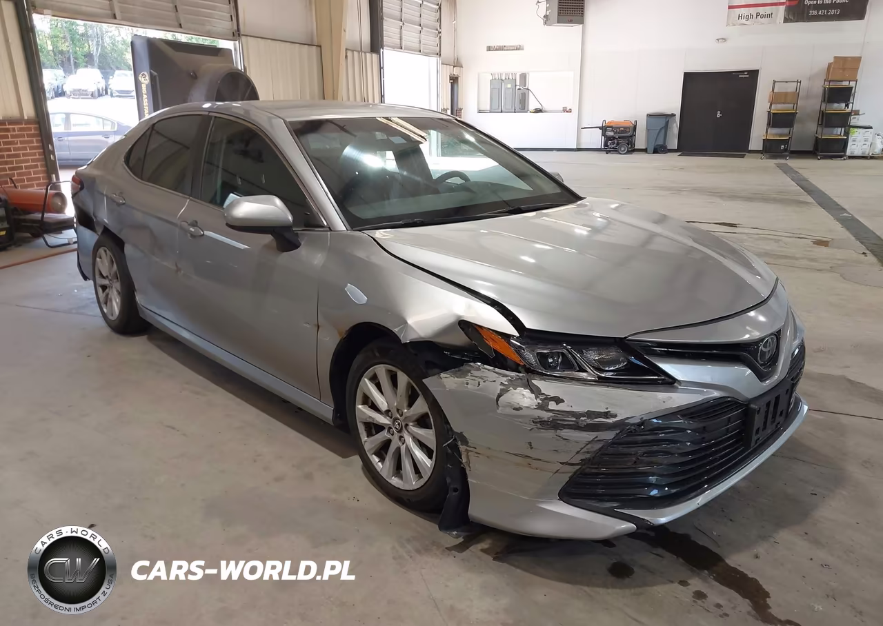2018 Toyota Camry Le – zdjęcie 1 z 18