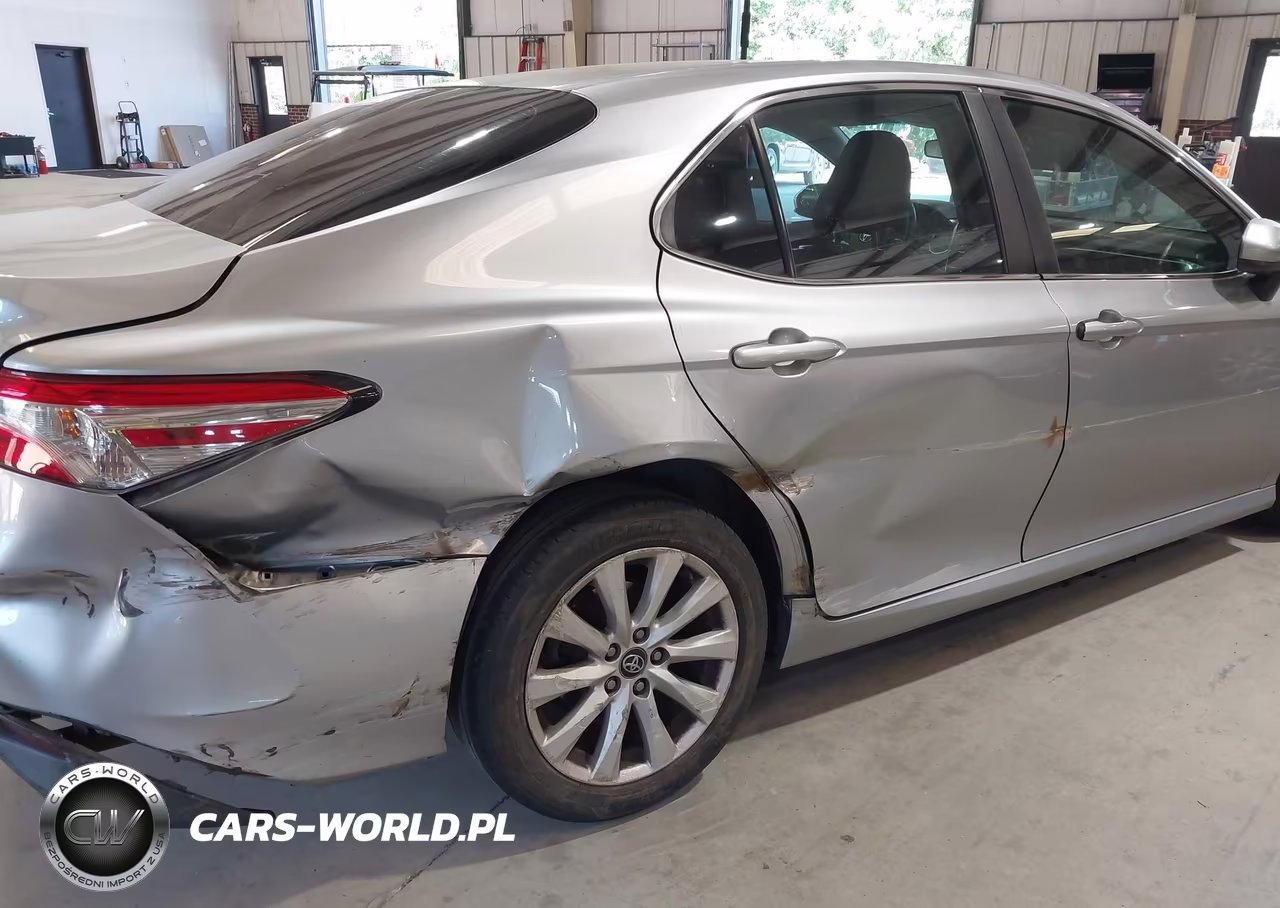 2018 Toyota Camry Le VIN:4T1B11HK5JU590297 - 17
