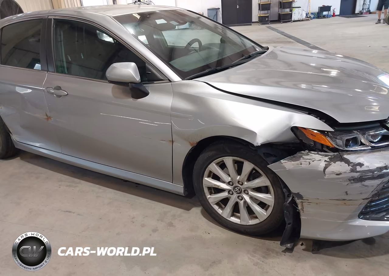 2018 Toyota Camry Le VIN:4T1B11HK5JU590297 - 18