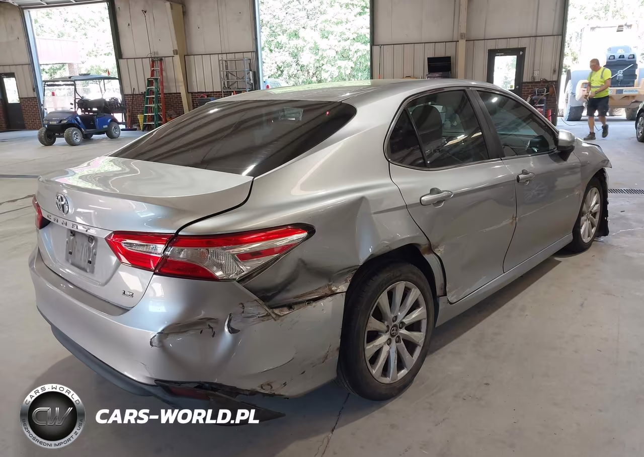 2018 Toyota Camry Le VIN:4T1B11HK5JU590297 - 4