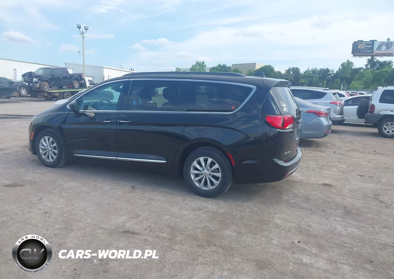 2017 Chrysler Pacifica Touring-L VIN:2C4RC1BG7HR702333 - 3