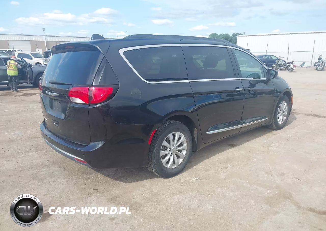 2017 Chrysler Pacifica Touring-L VIN:2C4RC1BG7HR702333 - 4