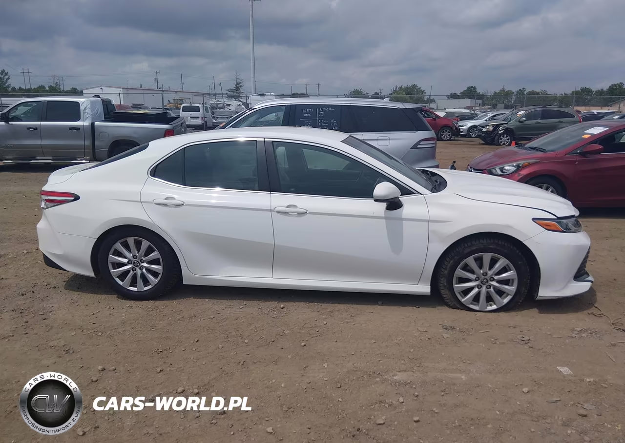 2018 Toyota Camry Le VIN:JTNB11HKXJ3010094 - 13