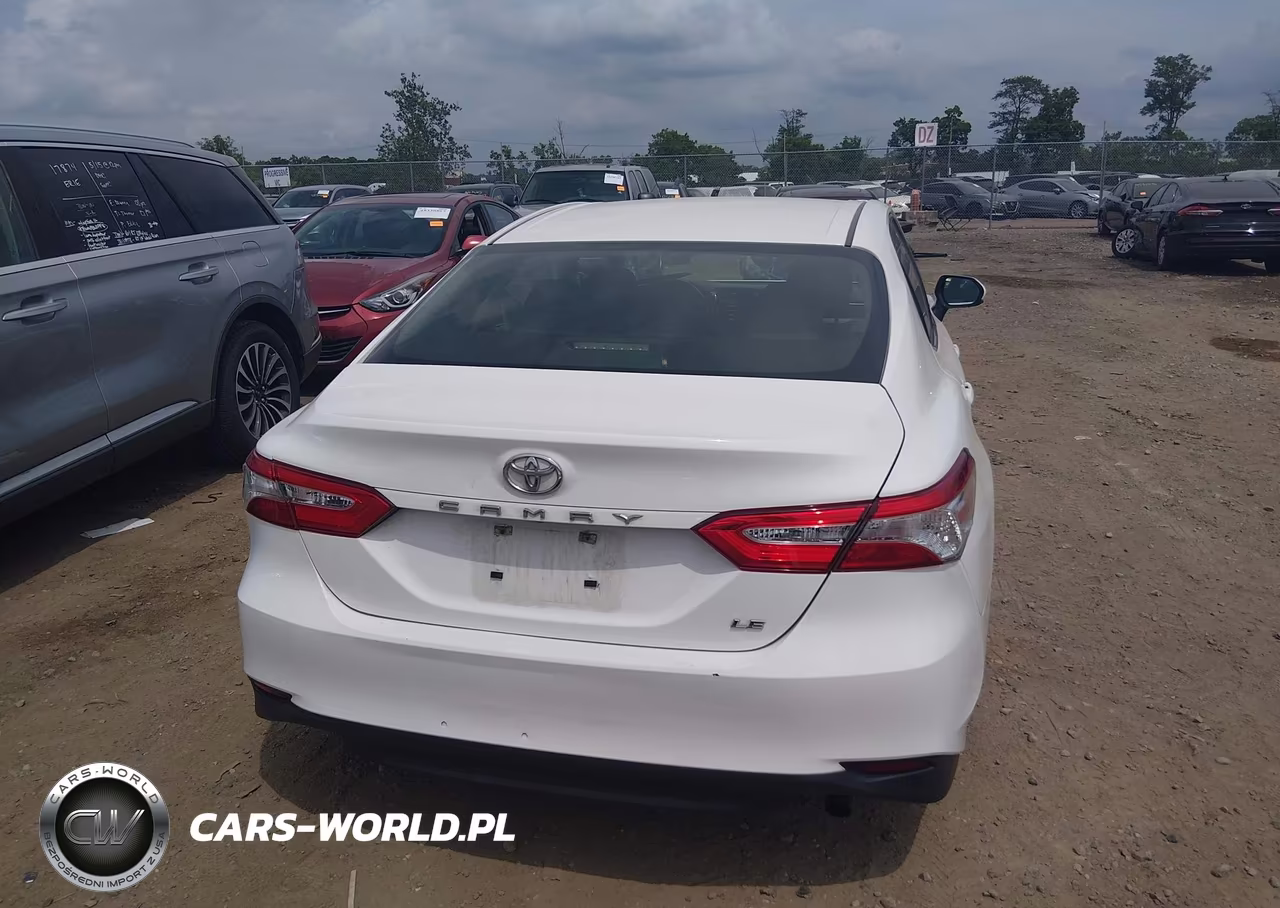 2018 Toyota Camry Le VIN:JTNB11HKXJ3010094 - 16