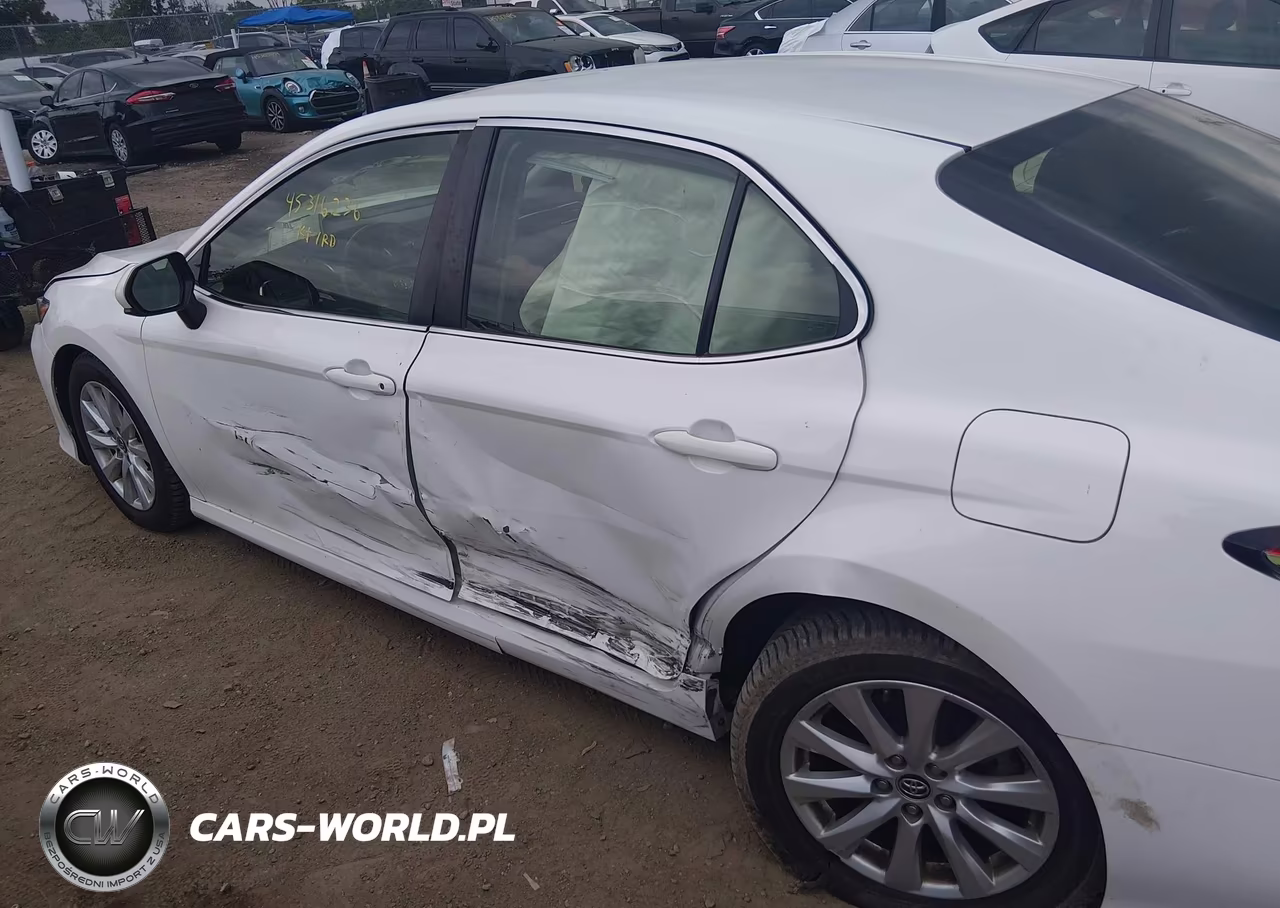 2018 Toyota Camry Le VIN:JTNB11HKXJ3010094 - 18