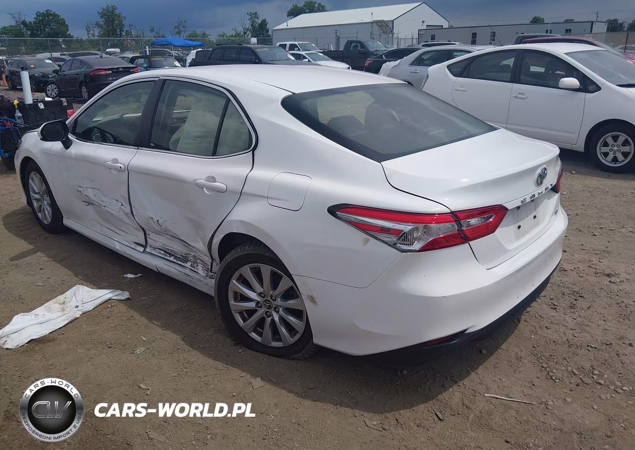 2018 Toyota Camry Le VIN:JTNB11HKXJ3010094 - 3