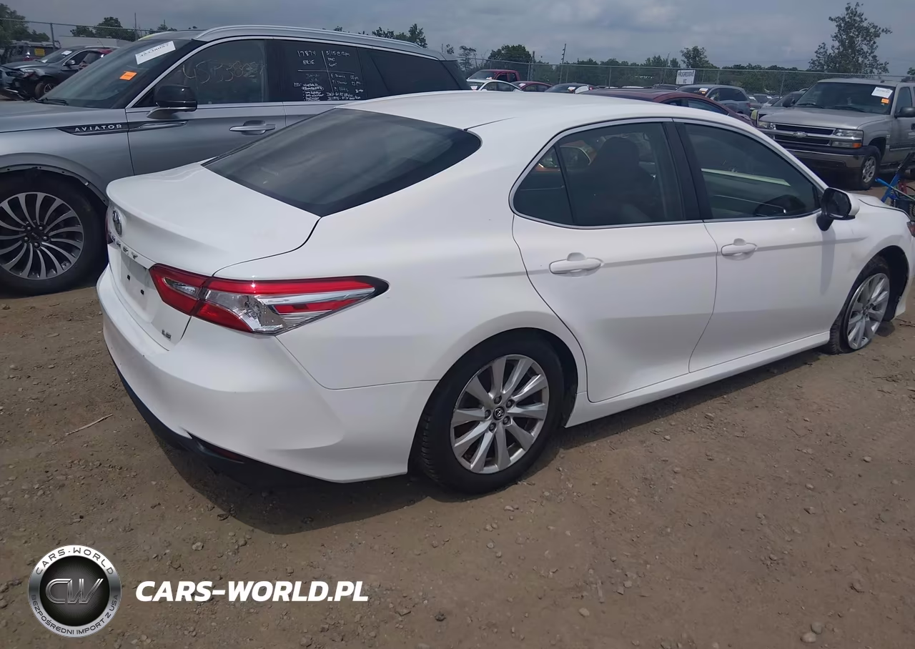 2018 Toyota Camry Le VIN:JTNB11HKXJ3010094 - 4