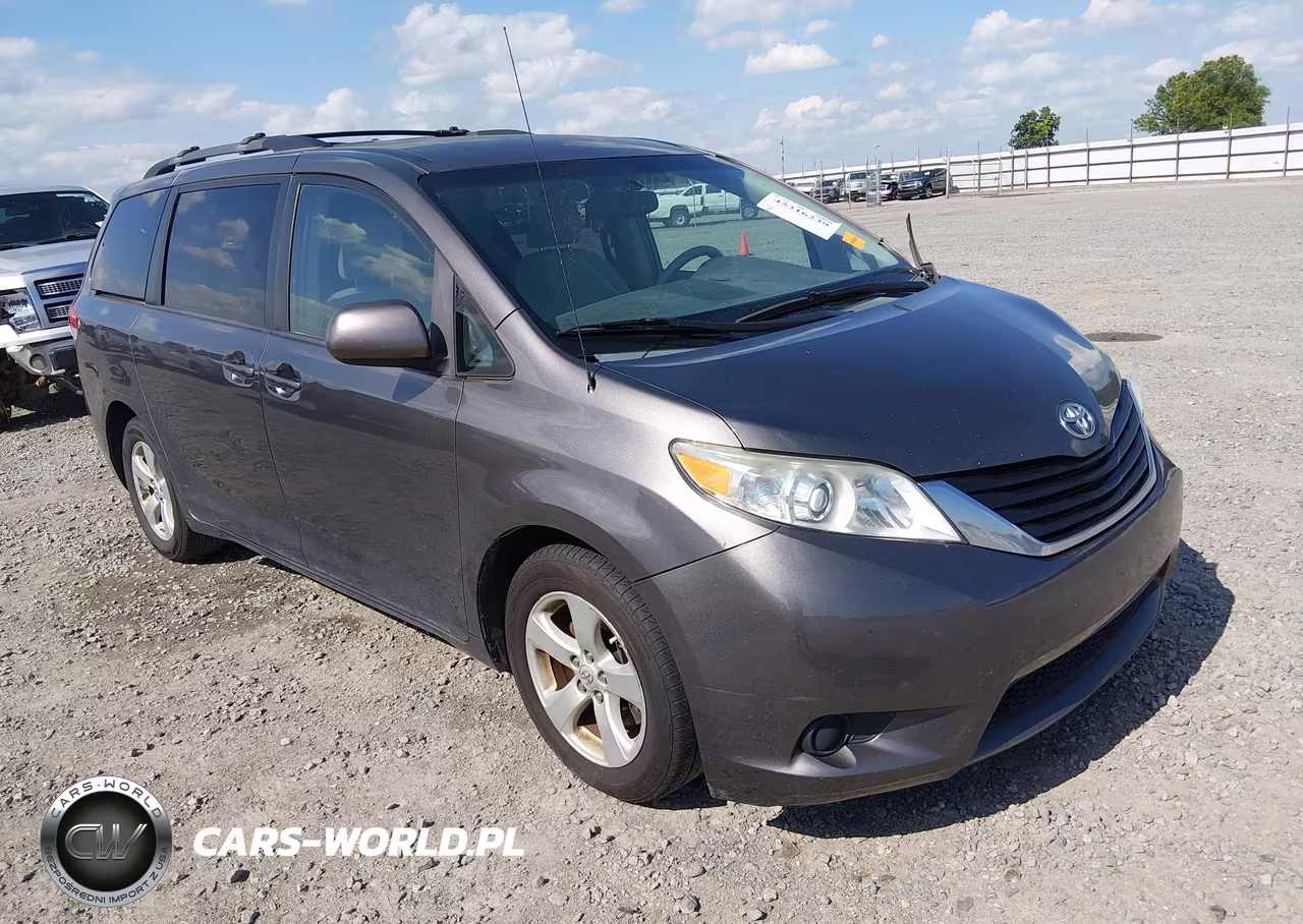 2012 Toyota Sienna Le V6 8 Passenger