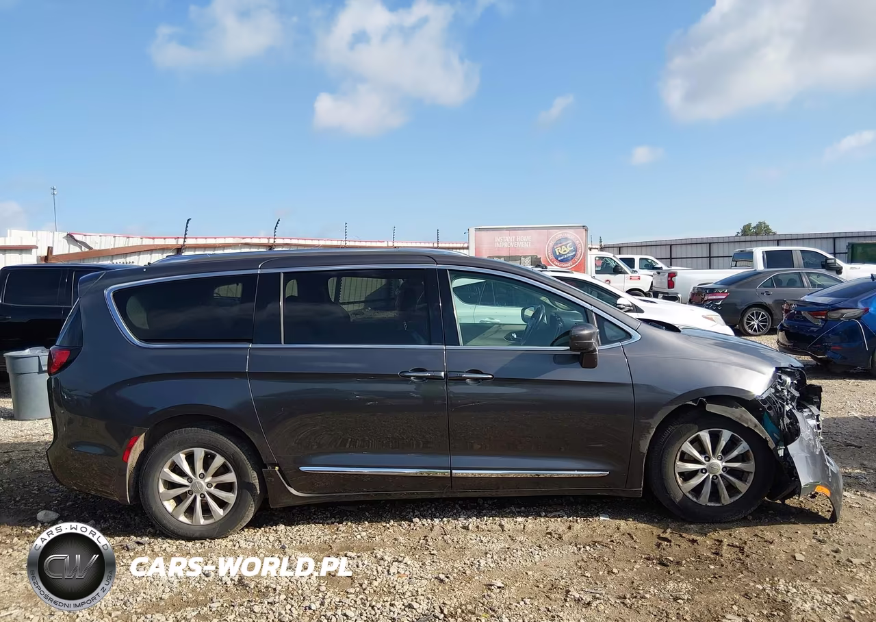 2018 Chrysler Pacifica Touring L VIN:2C4RC1BG8JR217222 - 13