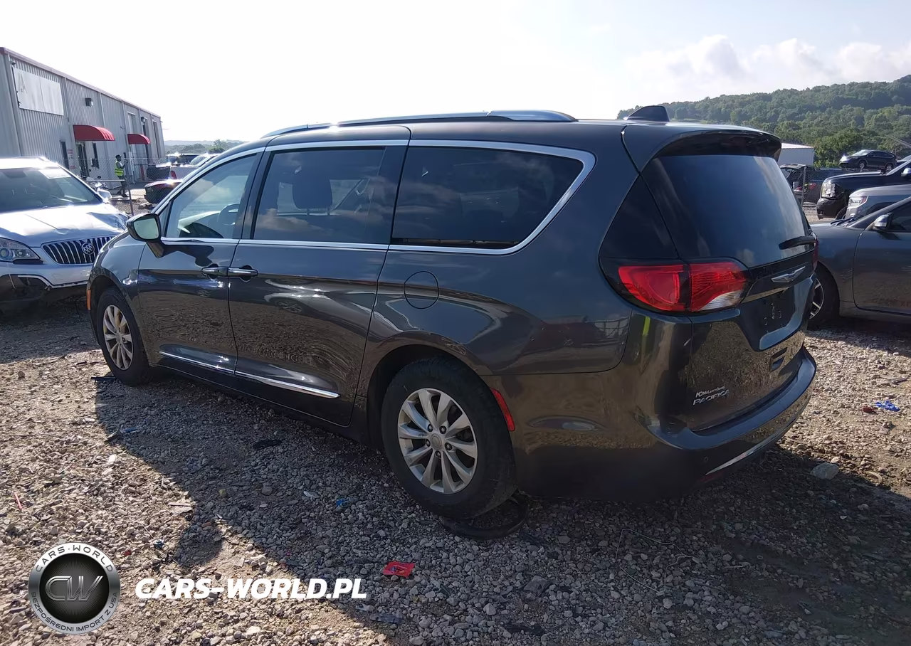 2018 Chrysler Pacifica Touring L VIN:2C4RC1BG8JR217222 - 3
