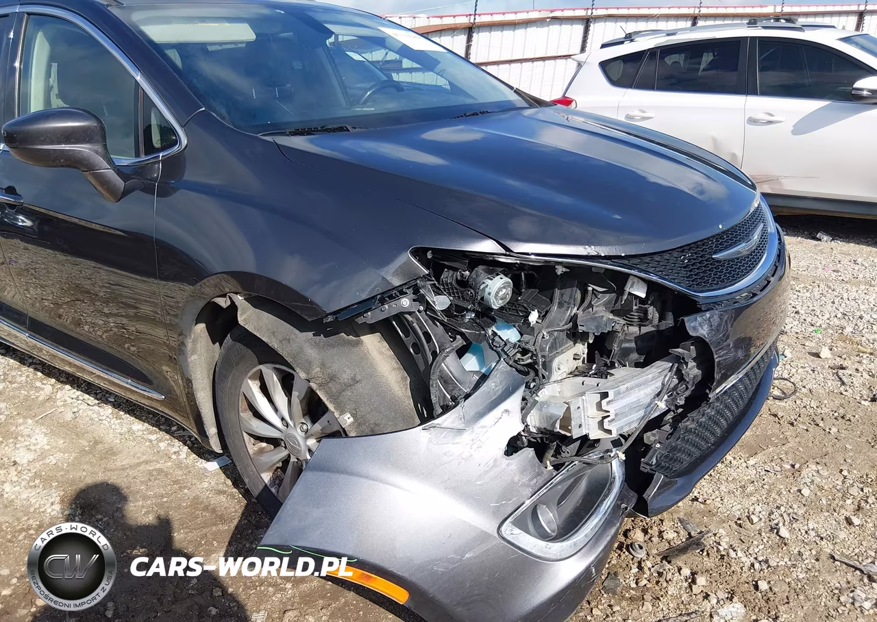 2018 Chrysler Pacifica Touring L VIN:2C4RC1BG8JR217222 - 6