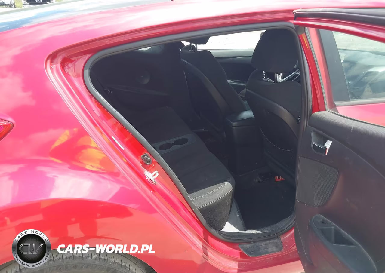 2016 Hyundai Veloster VIN:KMHTC6AD6GU266937 - 8