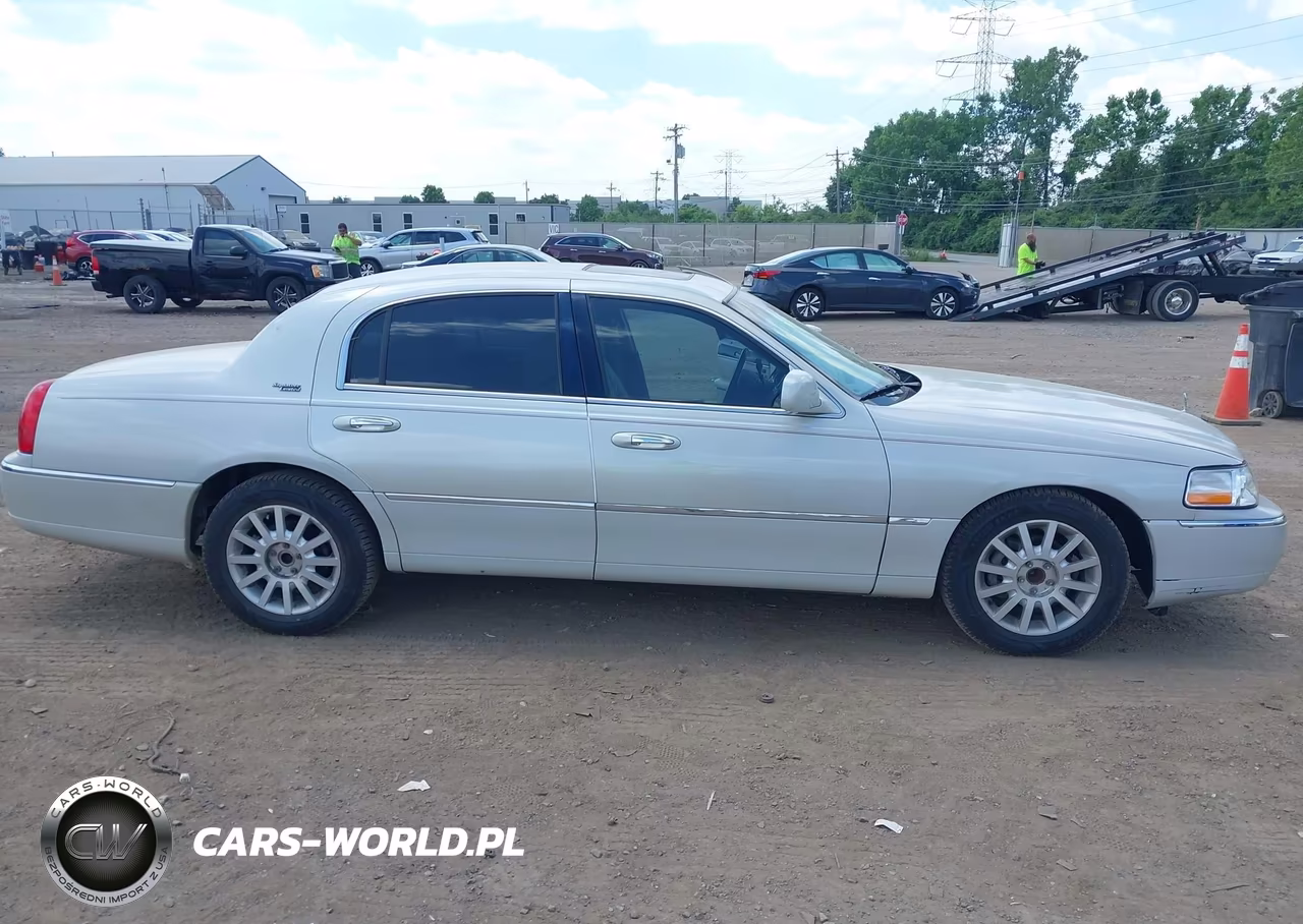 2005 Lincoln Town Car Signature Limited VIN:1LNHM82W15Y611554 - 13