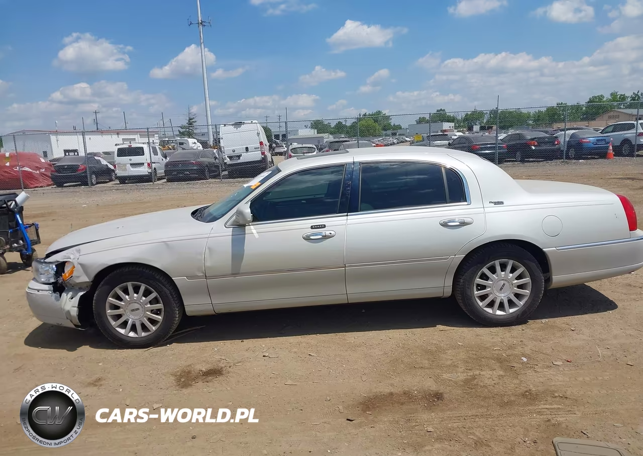 2005 Lincoln Town Car Signature Limited VIN:1LNHM82W15Y611554 - 14