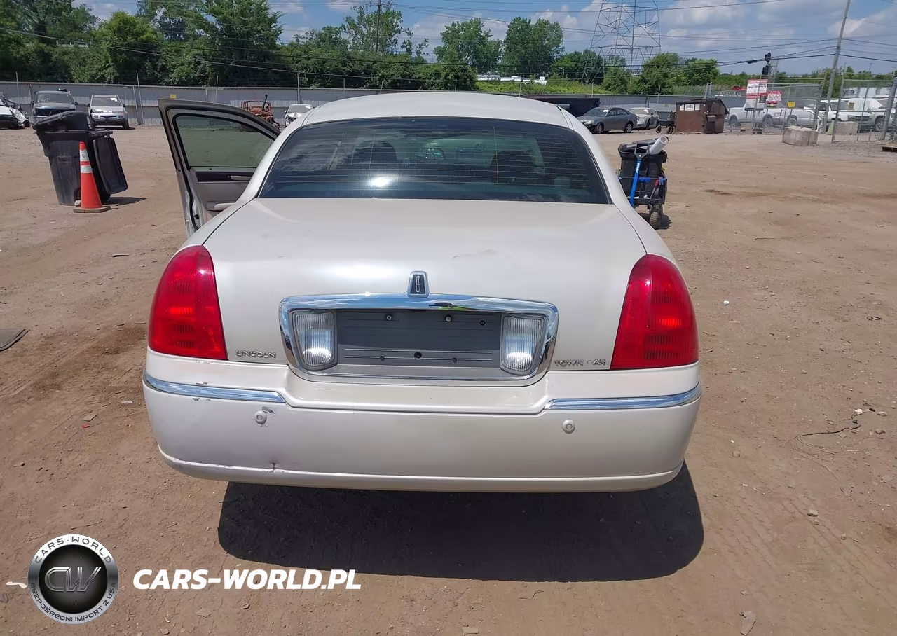 2005 Lincoln Town Car Signature Limited VIN:1LNHM82W15Y611554 - 16