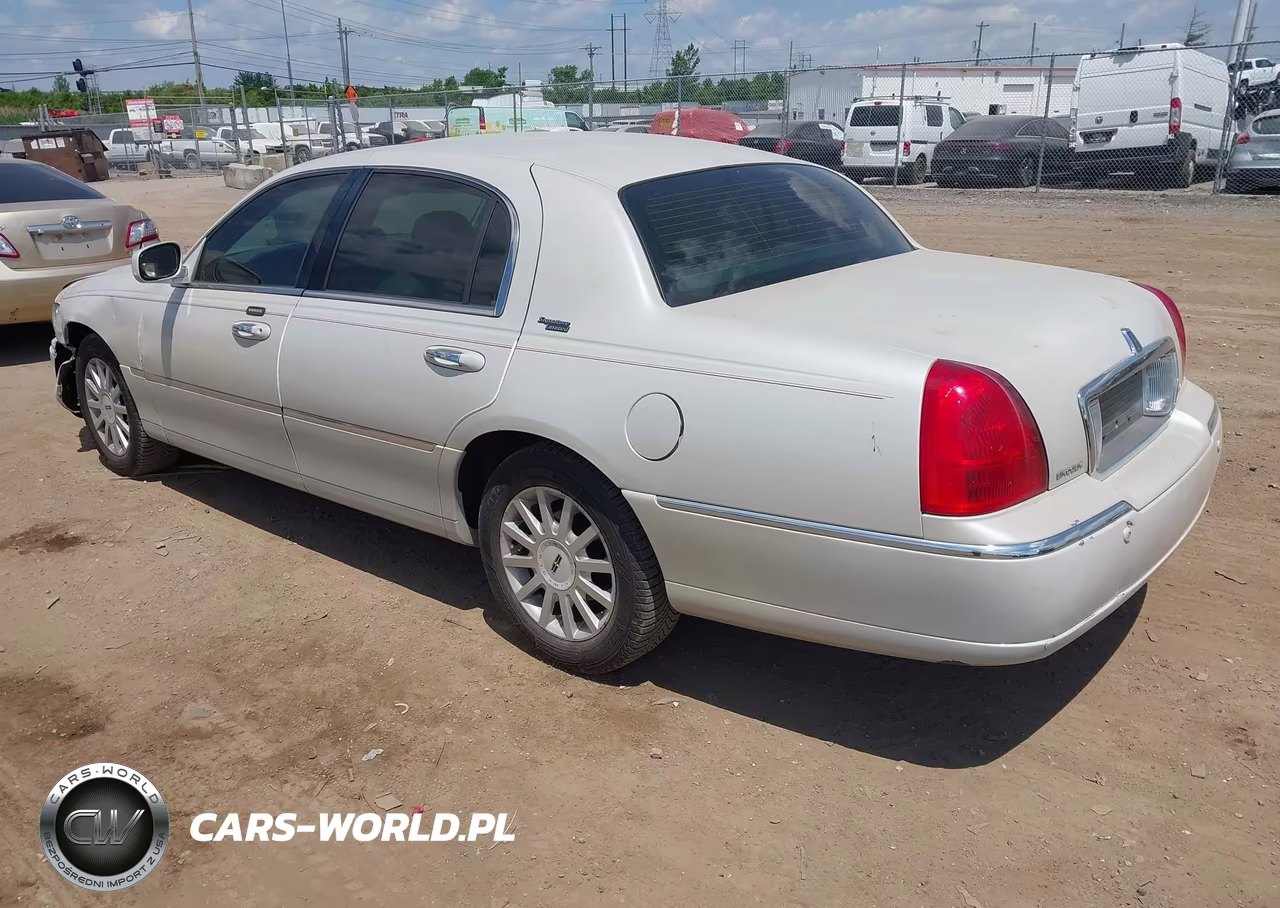 2005 Lincoln Town Car Signature Limited VIN:1LNHM82W15Y611554 - 3