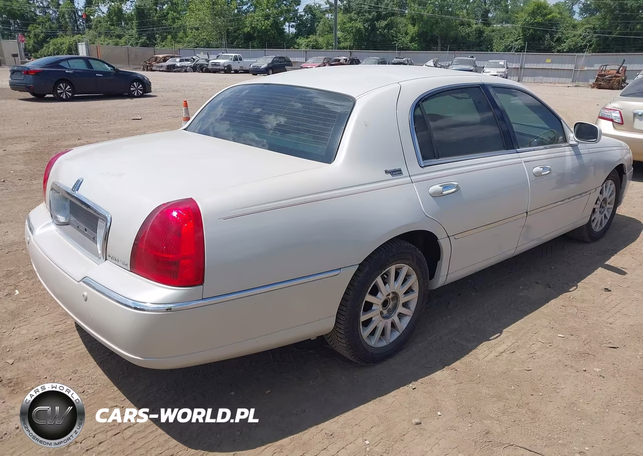 2005 Lincoln Town Car Signature Limited VIN:1LNHM82W15Y611554 - 4